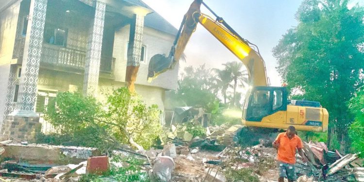 Kidnapping: Enugu govt demolishes property of  Umumba native doctor 