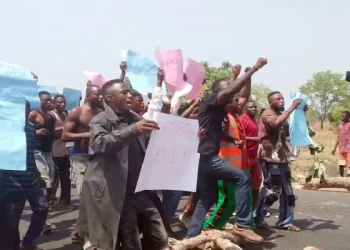 Killings by Terrorists Herdsmen: Agatu youths block federal highway in protrotest