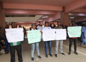 Workers shut down Education Ministry over planned concession of FGCs