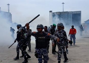 Police fire tear gas as #EndSARS activists mark sixth anniversary at Lekki Toll Gate